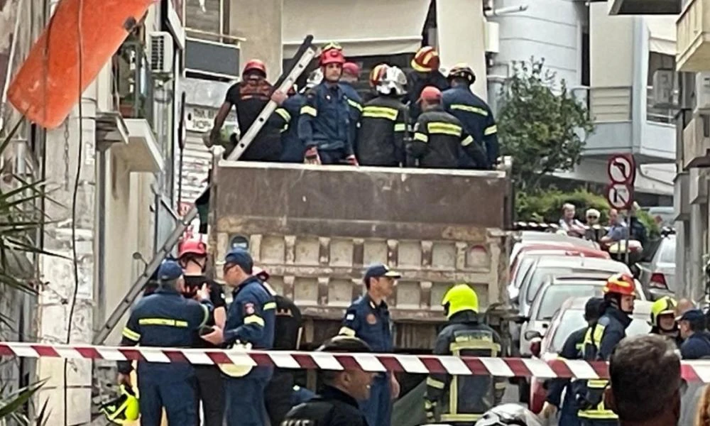 Πειραιάς: Οι πρώτες στιγμές μετά την τραγωδία - Οι πυροσβέστες εντοπίζουν τον αστυνομικό (βίντεο)